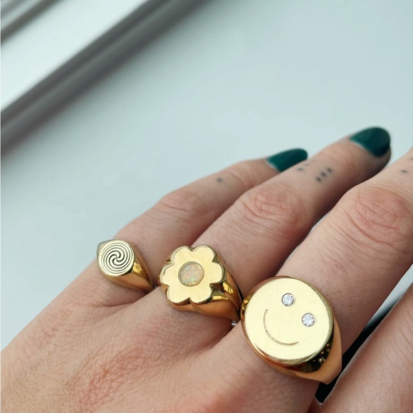 Gilbert Smiley Signet Ring - Picture 3 of 5